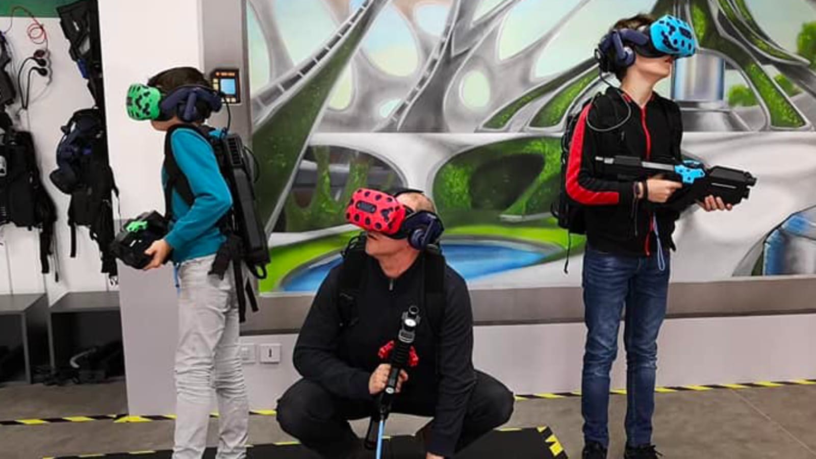 2 enfant un adulte avec un casque VR